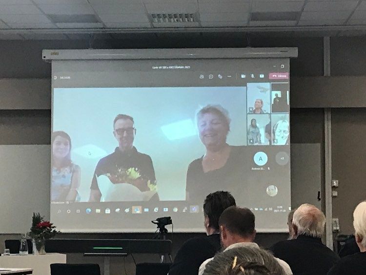 Rolf Scherdin överlämnar blomster till avgående Eva Andersson