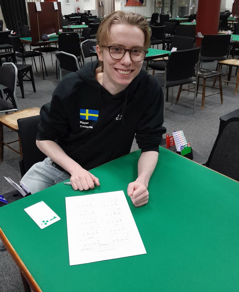 Castor Mann är glad och nöjd under budgivningsquiz