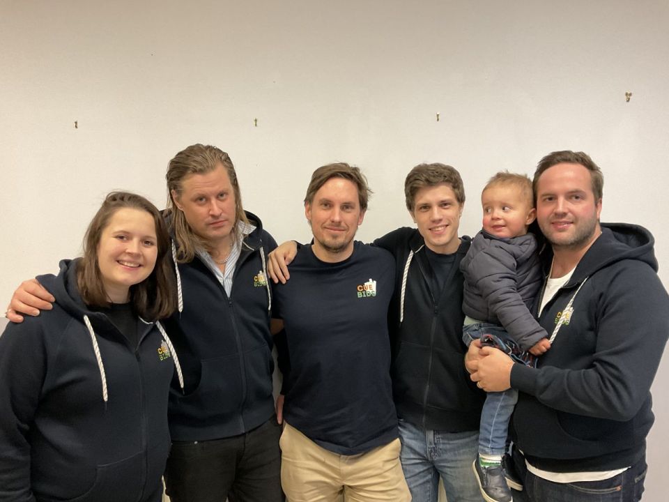 3/4 ... Cuebids com ... Yvonne Stokka, Fredrik Alfredsson, Emanuel Unge, Daniel Gullberg, Adam Stokka. Saknas: Simon Hult, Ola Rimstedt, Mikael Rimstedt