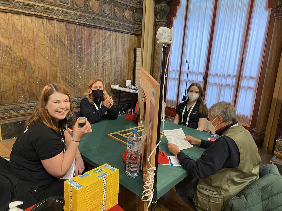 Emma är alltid glad på bild