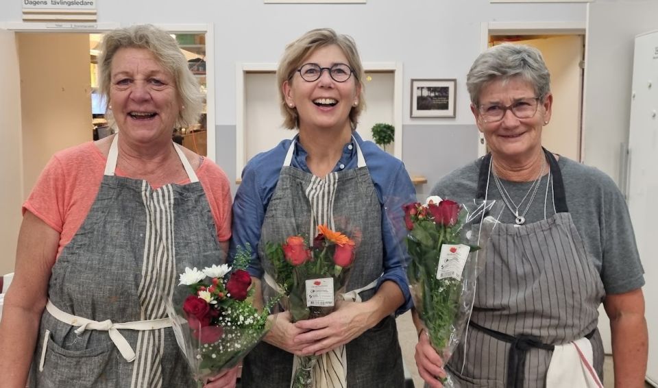 Kökschef Eva Andersson med medhjälpare Mia och Stina, ett väl inoljat team som servade Svenska Cupen och Uppsala Bridgefest torsdag - söndag.