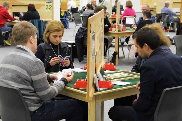 Koncentrerade spelare i rond sex av mixed lag kvalet